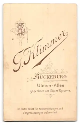 Fotografie G. Klimmer, Bückeburg, Ulmen-Allee, Porträt Soldat, preuss. Pickelhaube m. Rossschweif, Schulterstk. Rgt. 7