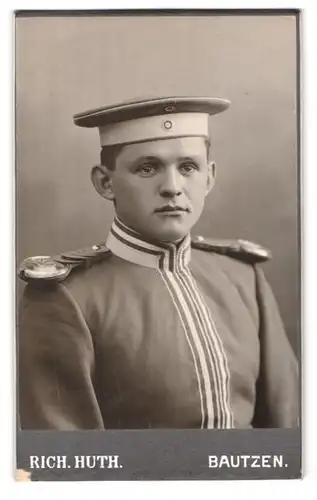 Fotografie Rich. Huth, Bautzen, Wendischestr. 13, Portrait junger Offizier der Garde, Epauletten, Uniformmütze