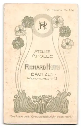 Fotografie Rich. Huth, Bautzen, Wendischestr. 13, Portrait junger Offizier der Garde, Epauletten, Uniformmütze