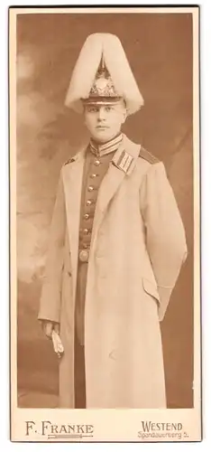 Fotografie F. Franke, Berlin-Westend, Spandauerberg 5, Portrait Gardesoldat im Mantel, Pickelhaube mit Paradebusch