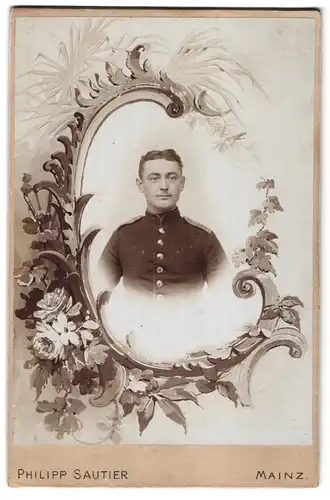 Fotografie Philipp Sautier, Mainz, Gartenfeldstrasse 15, Portrait Soldat, Schulterstk. Rgt. 88, gerahmt von Blüten