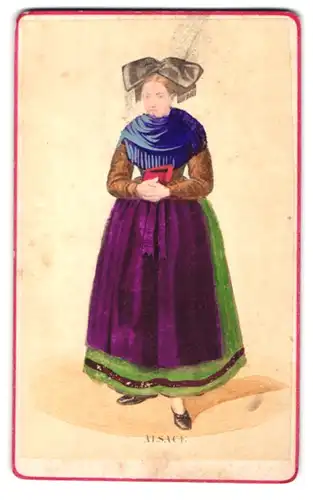 Fotografie unbekannter Fotograf und Ort, Portrait eslsässische Frau in Tracht aus Alsace, coloriert
