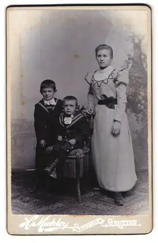 Fotografie H. Miohler, Grottau, Mutter mit Söhnen in Matrosenanzügen