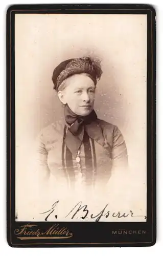 Fotografie Friedr. Müller, München, Amalienstrasse 9, Dame mit exquisitem Hut