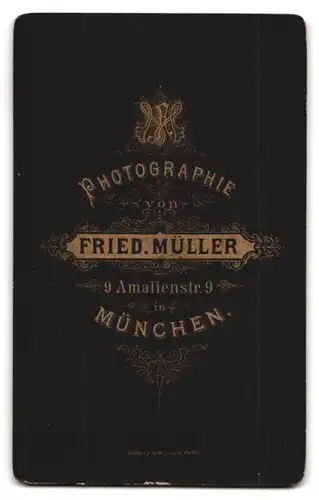 Fotografie Friedr. Müller, München, Amalienstrasse 9, Dame mit exquisitem Hut