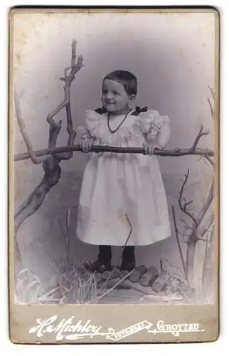 Fotografie H. Miohler, Grottau, Lächelndes Kind auf Holzbrücke