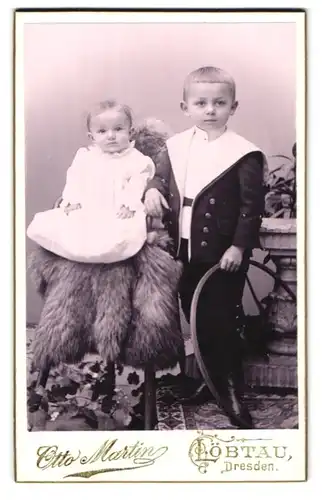 Fotografie Otto Martin, Dresden-Löbtau, Reisewitzerstrasse 18, Knabe im Matrosenanzug mit kleinem Geschwisterchen