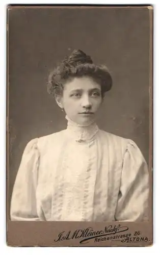 Fotografie J. A. M. Kleiner Nachf., Altona, Reichenstrasse 26, Mädchen mit zusammengebundenem Haar