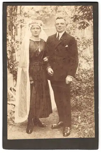 Fotografie Fotograf und Ort unbekannt, Hochzeit, Braut im dunklen Kleid mit weissem Schleier