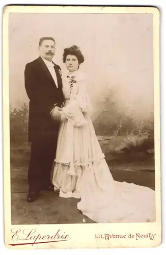Fotografie E. Laperdrix, Neuilly-sur-Seine, 131 Avenue de Neuilly, Hochzeit, Bräutigam & hübsche Braut im Foto-Atelier