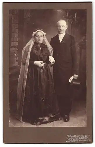 Fotografie J. Melzner, Waldershof, Hochzeit, betagte Braut im schwarzen Hochzeitskleid nebst Bräutigam