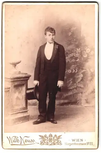 Fotografie Wilhhelm Neuss, Wien-Wieden, Margarethenstrasse 22, Bräutigam im Foto-Atelier