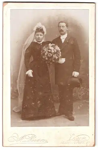Fotografie A. Person, Lahr, Schillerstr. 21, Hochzeit, Hochzeitspaar in schwarz gekleidet