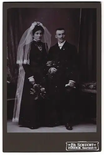 Fotografie Ed. Schucht, Zürich, Kasernenstr. 13, Hochzeit, Brautpaar in schwarz, Braut mit Schleier