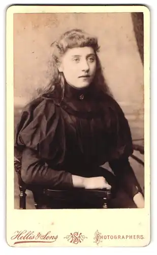 Fotografie Hellis & Sons, London-W, 211 & 213, Regent Street, Portrait modisch gekleidete Dame mit langen Haaren