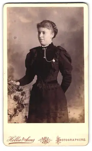 Fotografie Hellis & Sons, London-W, 211 & 213, Regent Street, Portrait modisch gekleidete Dame mit Flechtfrisur