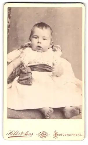 Fotografie Hellis & Sons, London-W, 211 & 213, Regent Street, Portrait süsses Kleinkind im Kleid mit nackigen Füssen