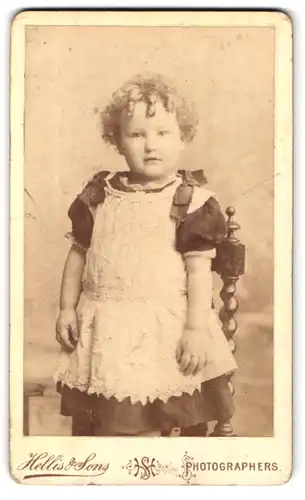 Fotografie Hellis & Sons, London-W, 211 & 213, Regent Street, Portrait kleines Mädchen im hübschen Kleid
