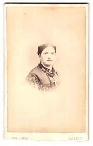 Fotografie Geo. James, Hackney, 5 Church St., Portrait Fräulein im bestickten Kleid mit Kreuzkette