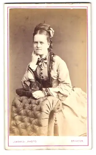 Fotografie Lombardi & Co., Brighton, 113, Kings Road, Portrait junge Dame im modischen Kleid