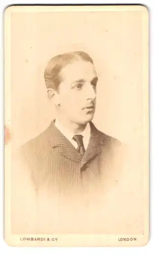 Fotografie Lombardi & Co., London-SW, 13, Pall Mall East, Portrait junger Herr im Anzug mit Krawatte