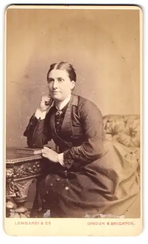 Fotografie Lombardi & Co., London-SW, 13, Pall Mall East, Portrait bürgerliche Dame in modischer Kleidung