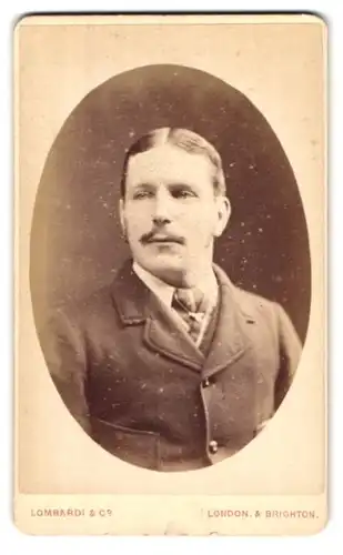 Fotografie Lombardi & Co., London-SW, 13, Pall Mall East, Portrait modisch gekleideter Herr mit Oberlippenbart