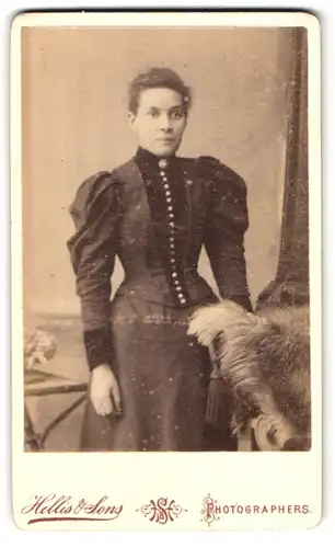 Fotografie Hellis & Sons, London-W, 211 & 213, Regent Street, Portrait Fräulein in modischer Kleidung