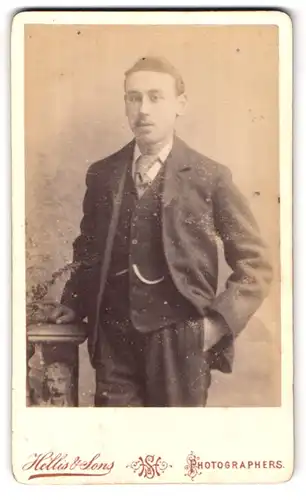 Fotografie Hellis & Sons, London-W, 211 & 213, Regent Street, Portrait junger Herr im Anzug mit Krawatte