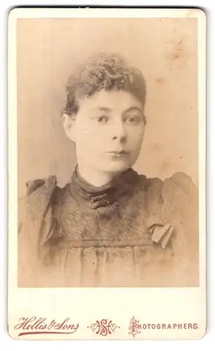 Fotografie Hellis & Sons, London-W, 211 & 213, Regent Street, Portrait junge Dame im Kleid mit Kragenbrosche