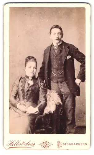 Fotografie Hellis & Sons, London-W, 211 & 213, Regent Street, Portrait junges Paar in modischer Kleidung