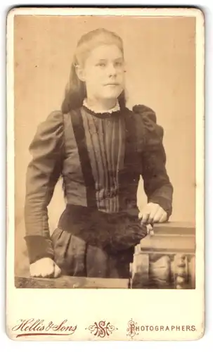 Fotografie Hellis & Sons, London-W, 211 & 213, Regent Street, Portrait Fräulein in modischer Kleidung