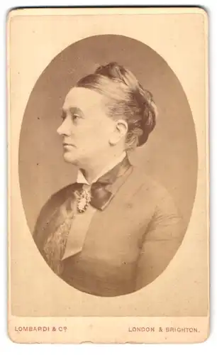 Fotografie Lombardi & Co., London-SW, 13, Pall Mall East, Portrait bürgerliche Dame mit Hochsteckfrisur