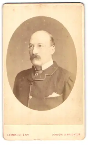Fotografie Lombardi & Co., London-SW, 13, Pall Mall East, Portrait modisch gekleideter Herr mit Moustache