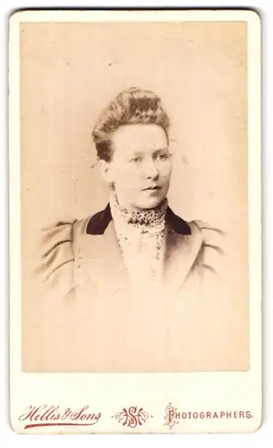 Fotografie Hellis & Sons, London-W, 211 & 213, Regent Street, Portrait junge Dame in zeitgenössischer Kleidung