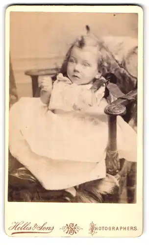 Fotografie Hellis & Sons, London-W, 211 & 213, Regent Street, Portrait kleines Mädchen im weissen Kleid