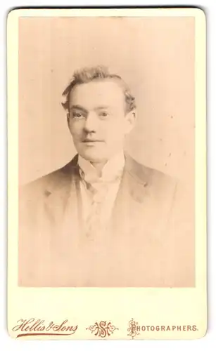 Fotografie Hellis & Sons, London-W, 211 & 213, Regent Street, Portrait junger Mann im Anzug mit Krawatte