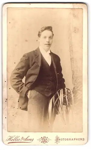 Fotografie Hellis & Sons, London-W, 211 & 213, Regent Street, Portrait junger Herr in modischer Kleidung