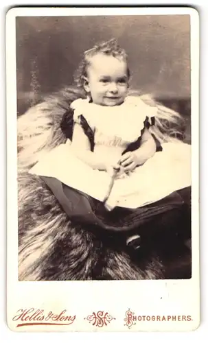 Fotografie Hellis & Sons, London-W, 211 & 213, Regent Street, Portrait kleines Mädchen im modischen Kleid