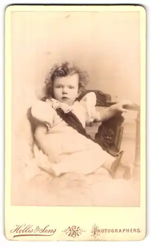 Fotografie Hellis & Sons, London-W, 211 & 213, Regent Street, Portrait kleines Mädchen im hübschen Kleid