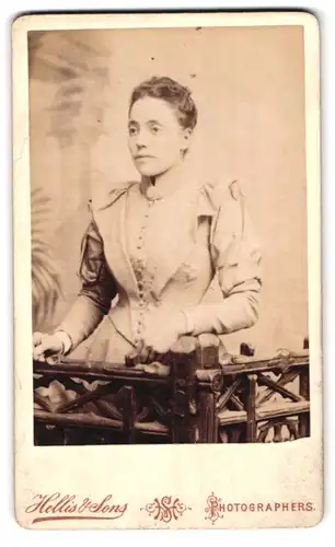 Fotografie Hellis & Sons, London-W, 211 & 213, Regent Street, Portrait junge Dame in modischer Kleidung