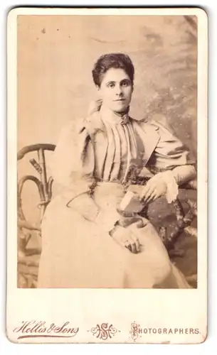 Fotografie Hellis & Sons, London-W, 211 & 213, Regent Street, Portrait junge Dame in modischer Kleidung