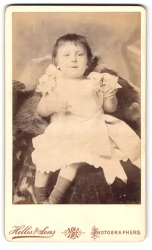 Fotografie Hellis & Sons, London-W, 211 & 213, Regent Street, Portrait kleines Mädchen im weissen Kleid