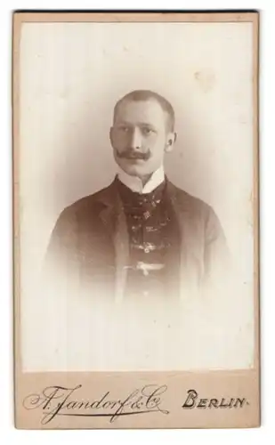 Fotografie A. Jandorf & Co., Berlin-C, Spittelmarkt 16-17, Portrait modisch gekleideter Herr mit Moustache