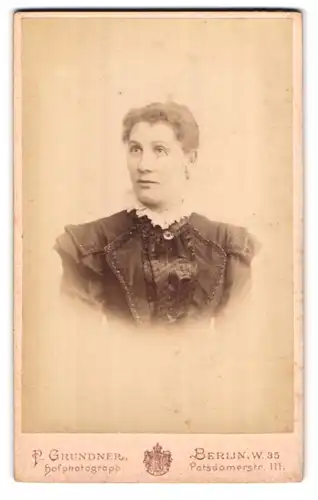 Fotografie Alb. Grundner, Berlin-W, Potsdamerstrasse 111, Portrait junge Dame im modischen Kleid