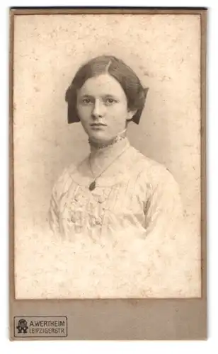 Fotografie A. Wertheim, Berlin, Leipzigerstrasse, Portrait hübsch gekleidete Dame mit Halskette