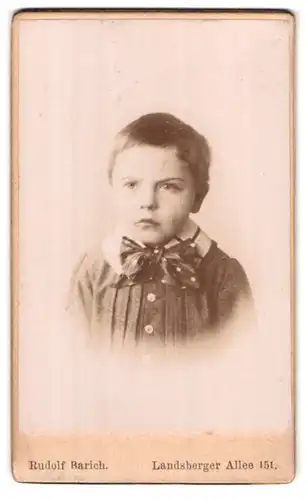 Fotografie Rudolf Barich, Berlin, Landsberger Allee 151, Portrait kleiner Junge in hübscher Kleidung