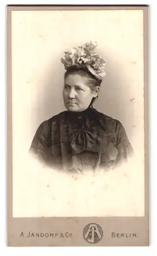 Fotografie A. Jandorf & Co., Berlin-C, Spittelmarkt 16-17, Portrait bürgerliche Dame in hübscher Kleidung