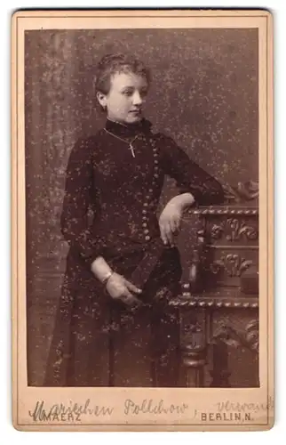 Fotografie L. Maerz, Berlin-N, Badstrasse 62, Portrait modisch gekleidete Dame mit Kreuzkette