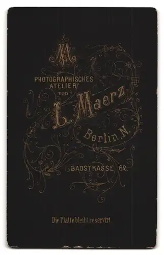 Fotografie L. Maerz, Berlin-N, Badstrasse 62, Portrait modisch gekleidete Dame mit Kreuzkette